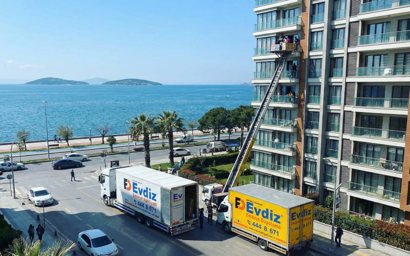 Bostancı sahil yolunda Evdiz evden eve nakliyat aracı ve yüksek katlı binaya asansör kurulumu