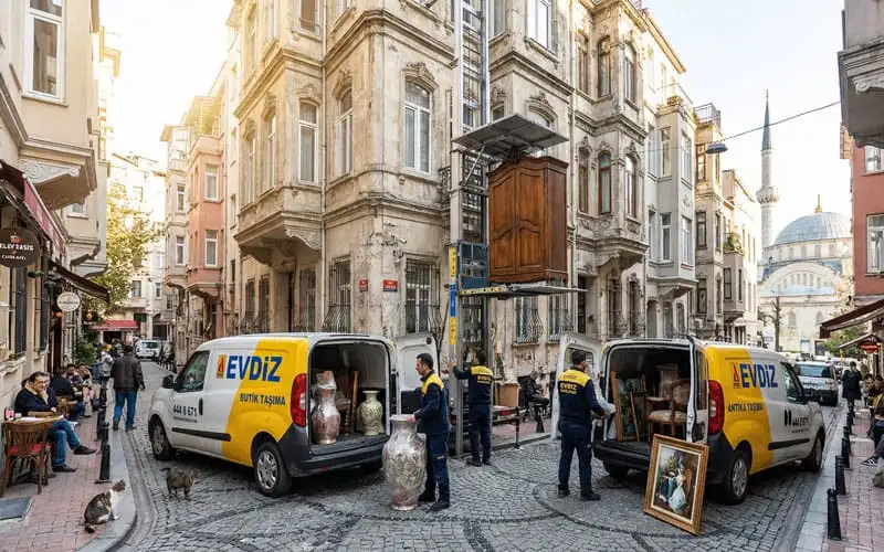 Beyoğlu Cihangir mahallesinin dar sokaklarında butik araçlarla evden eve nakliyat ve antika taşıma operasyonu Cihangir evden eve nakliyat tarihi bina ve dar sokak taşıma