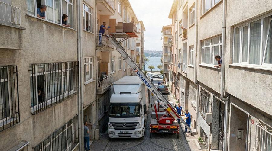 Küçükyalı mahallesinde dar sokaktaki bir apartmana kurulan modüler nakliyat asansörü